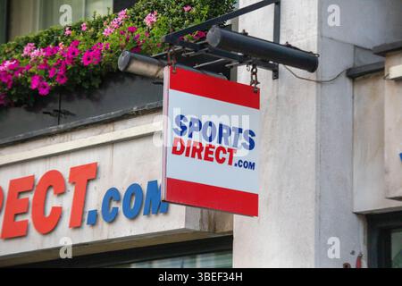 Une enseigne Sports Direct est accrochée à l'extérieur d'un magasin à Londres, affichant le logo de la marque. Banque D'Images
