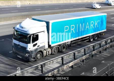 PRIMARK Retail business supply chain hgv Mercedes camion et remorque articulée rigide vue de face latérale aérienne sur l'autoroute M25 Essex Angleterre Royaume-Uni Banque D'Images