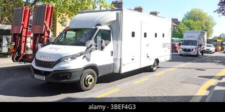 Vue rapprochée du van de prisonnier Serco pris dans la file d'attente de Brentwood High Street parce que le contournement de l'A12 a été fermé pour autorisation d'accident Essex England UK Banque D'Images