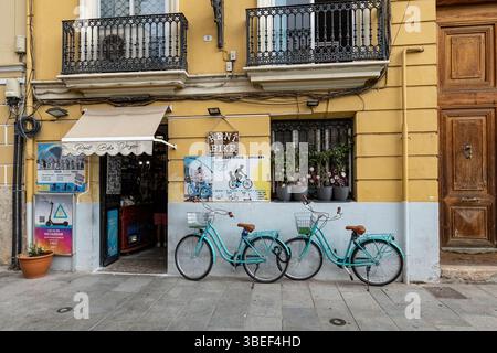 Location de vélos et maison traditionnelle dans la vieille ville de Valence Espagne Banque D'Images