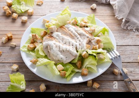 Salade César classique salade César fraîche et croquante sur table en bois Banque D'Images