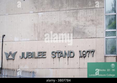 Architecture brutaliste en béton du stand Jubilee du stade du Crystal Palace National Sports Centre, le 28 mai 2025, à Londres, Angleterre. Le Crystal Palace National Sports Centre (CPNSC) est un site multi-sports classé Grade II* construit en 1964 mais qui a maintenant besoin d'investissements et de rénovations majeurs que le maire de Londres, Sadiq Khan, a approuvé pour le plan de réaménagement à grande échelle de 5 ans, assurant un avenir durable pour les sports communautaires. Banque D'Images