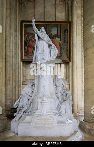 Statue monumentale Jacques-bénigne Bossuet, 1911 vom Bildhauer Ernest Henri Dubois geschaffen, in der Kathedrale Cathédrale Saint-Etienne im Stil der Gotik, Meaux, département Seine-et-Marne, région Ile-de-France, Frankreich *** statue monumentale de Jacques bénigne Bossuet, créée en 1911 par le sculpteur Ernest Henri Dubois, dans la Cathédrale de style gothique de Saint-Etienne, Meaux, département Seine-et-France Banque D'Images