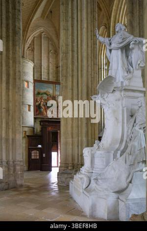 Statue monumentale Jacques-bénigne Bossuet, 1911 vom Bildhauer Ernest Henri Dubois geschaffen, in der Kathedrale Cathédrale Saint-Etienne im Stil der Gotik, Meaux, département Seine-et-Marne, région Ile-de-France, Frankreich *** statue monumentale de Jacques bénigne Bossuet, créée en 1911 par le sculpteur Ernest Henri Dubois, dans la Cathédrale de style gothique de Saint-Etienne, Meaux, département Seine-et-France Banque D'Images