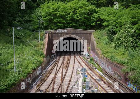 La voie ferrée disparaît dans le tunnel de la gare de Crystal Palace au sud de Londres, le 28 mai 2025, à Londres, en Angleterre. Banque D'Images