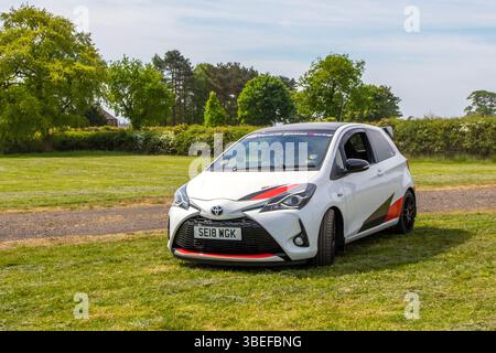 2018 Blanc Toyota Yaris Grmn Dual VVT-I 212 car Hatchback essence 1800 cm3, B-Hot Hatch, propulsé par un moteur suralimenté, une unité Dual VVT-i de 1,8 litres qui produit 209 CH/156 kW ; Wheels Up North, événement de la culture automobile, classique modifié, 2025 voiture de sport et événement supercar, Longridge, Angleterre, Royaume-Uni Banque D'Images