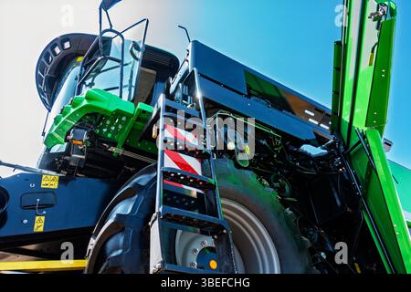 Gros plan d'équipement agricole moderne montrant les roues, les pneus et la cabine. Banque D'Images