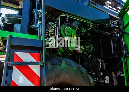 Les machines profondes d'une moissonneuse-batteuse moderne Une vue rapprochée du fonctionnement interne. Banque D'Images