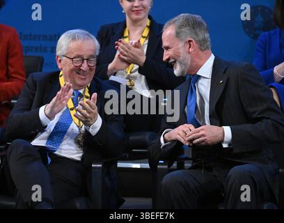 Aix-la-Chapelle, Allemagne. 29 mai 2025. Jean-Claude Juncker (à gauche), ancien chef du gouvernement luxembourgeois et lauréat du prix Charlemagne 2006, et le roi Felipe VI d'Espagne, s'expriment avant la remise du prix international Charlemagne au président de la Commission européenne von der Leyen à l'hôtel de ville. Crédit : Federico Gambarini/dpa-Pool/dpa/Alamy Live News Banque D'Images