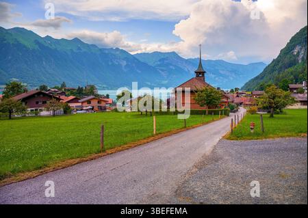 Église réformée suisse à Iseltwald avec vue sur le lac de Brienz Banque D'Images