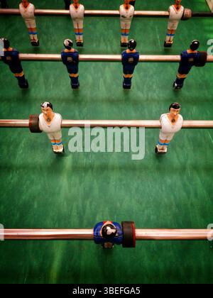 Jeu de soccer de table vintage, prêt pour l'action. Les figures colorées sont positionnées stratégiquement, indiquant un match en cours parmi Banque D'Images