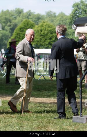 Windsor, Berkshire, Royaume-Uni. 17 mai, 2025.le Roi Charles III (G) avec le Major Simon Brooks-Ward (d) arrivant pour regarder les concurrents dans l'International Carriage Driving aujourd'hui au Royal Windsor Horse Show situé dans le domaine privé du château de Windsor dans le Berkshire. Le roi Charles est le fils aîné de feu la reine Elizabeth II et feu Philippe, le duc d'Édimbourg, qui ont tous deux toujours apprécié le Royal Windsor Horse Show. Crédit : Maureen McLean/Alamy Banque D'Images