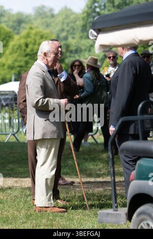 Windsor, Berkshire, Royaume-Uni. 17 mai, 2025.le Roi Charles III (G) avec le Major Simon Brooks-Ward (d) arrivant pour regarder les concurrents dans l'International Carriage Driving aujourd'hui au Royal Windsor Horse Show situé dans le domaine privé du château de Windsor dans le Berkshire. Le roi Charles est le fils aîné de feu la reine Elizabeth II et feu Philippe, le duc d'Édimbourg, qui ont tous deux toujours apprécié le Royal Windsor Horse Show. Crédit : Maureen McLean/Alamy Banque D'Images
