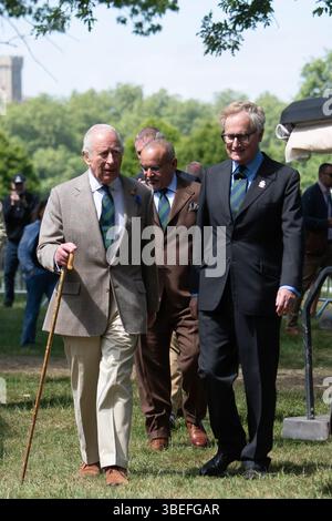 Windsor, Berkshire, Royaume-Uni. 17 mai, 2025.le Roi Charles III (G) avec le Major Simon Brooks-Ward (d) arrivant pour regarder les concurrents dans l'International Carriage Driving aujourd'hui au Royal Windsor Horse Show situé dans le domaine privé du château de Windsor dans le Berkshire. Le roi Charles est le fils aîné de feu la reine Elizabeth II et feu Philippe, le duc d'Édimbourg, qui ont tous deux toujours apprécié le Royal Windsor Horse Show. Crédit : Maureen McLean/Alamy Banque D'Images