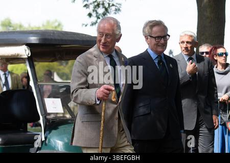 Windsor, Berkshire, Royaume-Uni. 17 mai, 2025.le Roi Charles III (G) avec le Major Simon Brooks-Ward (d) arrivant pour regarder les concurrents dans l'International Carriage Driving aujourd'hui au Royal Windsor Horse Show situé dans le domaine privé du château de Windsor dans le Berkshire. Le roi Charles est le fils aîné de feu la reine Elizabeth II et feu Philippe, le duc d'Édimbourg, qui ont tous deux toujours apprécié le Royal Windsor Horse Show. Crédit : Maureen McLean/Alamy Banque D'Images