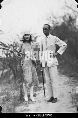 Photographie de Puyi, le dernier empereur de Chine, et de sa femme Wanrong prise à Tianjin dans les années 1920, entre 1924 et 1931. Cette image capture un moment de leur vie au cours d'une période turbulente de l'histoire chinoise, reflétant leur rôle dans la dernière dynastie impériale. Banque D'Images