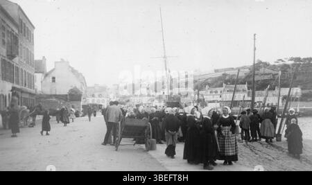Cette photographie du début du XXe siècle, prise par le Touring-Club de France, montre le port d'Audierne vers 1910. L'image offre un aperçu des activités maritimes et de la vie dans cette ville côtière bretonne pendant cette période. Banque D'Images
