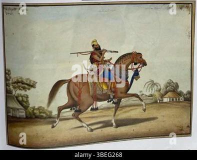 Ce portrait représente un garde du corps du Maharaja Ranjit Singh, montré armé d'une allumette, d'un arc et de flèches alors qu'il est monté sur un cheval richement décoré. L'œuvre a été créée par Ghulam Ali Khan entre 1820-1830 à Delhi et fait partie de l'album illustré du capitaine James Skinners. Le portrait comprend des inscriptions en persan et en anglais. Banque D'Images