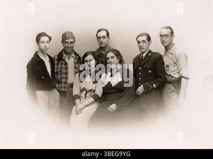 En juillet 1937, pendant la guerre civile espagnole, Vicente Parra, vu en uniforme avec les gardes d'assaut, pose avec sa femme, ses quatre enfants et sa belle-fille à Barcelone. Cette photographie capture un moment de la période tumultueuse de l'histoire espagnole. Banque D'Images