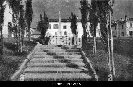 Une photographie de Scalinata Castiglioni, conçue pour ressembler à une cascade près du lac à Piazzetta di Lierna, lac de Côme. Prise par Giannino Castiglioni en 1945, elle met en lumière la vision architecturale de l'artiste mêlant nature et design. Banque D'Images