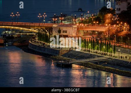 Vue panoramique sur la ville de Budapest le soir. Le thème principal est le pont historique de Magraret. Le nom hongrois est Margit HID. Banque D'Images