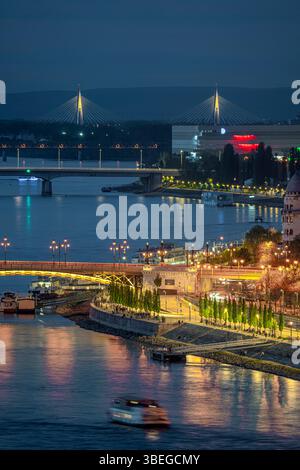 Vue panoramique sur la ville de Budapest le soir. Le thème principal est le pont historique de Magraret. Le nom hongrois est Margit HID. Banque D'Images