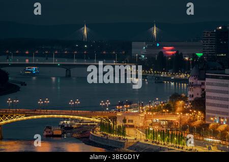 Vue panoramique sur la ville de Budapest le soir. Le thème principal est le pont historique de Magraret. Le nom hongrois est Margit HID. Banque D'Images