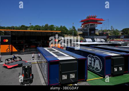 BARCELONE, ESPAGNE - MAI 29 : vue générale du paddock lors des avant-premières du Grand Prix Aramco F1 d'Espagne sur le circuit de Barcelona-Catalunya le 29 mai 2025 à Barcelone, Espagne.(photo de Vince Mignott/Alamy Live News) Banque D'Images