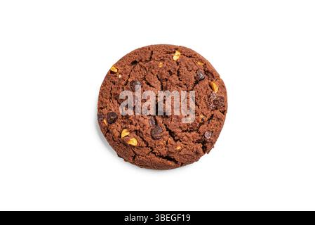 Biscuit aux pépites de chocolat avec des noisettes isolé sur fond blanc, vue de dessus, élément de design. Biscuit au brownie au chocolat fait maison. Banque D'Images