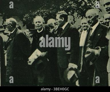 Cette photographie inconnue du 15 août 1933 montre le Pribinove slavnosti, un événement culturel slovaque. Des personnages notables tels que Jozef Buday, Andrej Hlinka et Karol Krméry peuvent être vus sur l'image, reflétant le paysage politique et culturel de la Slovaquie des années 1930. Banque D'Images