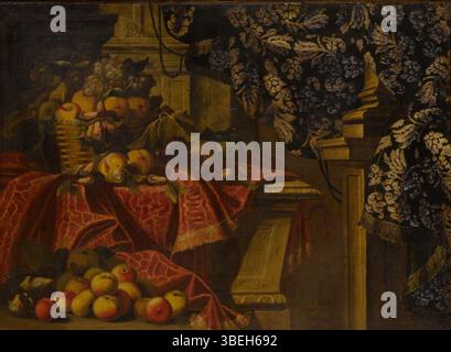 « Nature morte des fruits » de Carlo Manieri représente une variété de fruits disposés sur un rebord drapé d'un tissu de brocart luxueux. La peinture se concentre sur les détails fins, capturant la texture des fruits et le tissu riche en arrière-plan. Banque D'Images