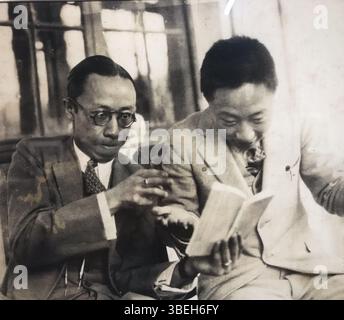 Cette photographie des années 1920 ou 1930 montre Puyi, le dernier empereur de Chine, avec un parent. L'image reflète l'histoire personnelle et royale de la dynastie Qing. Banque D'Images
