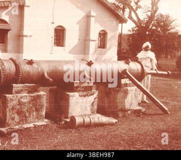 Photographie d'un vieux canon près de la cour de Sib-Dol à Sibsagar, Assam, prise en 1902, montrant des armes historiques de la période Ahom. Banque D'Images