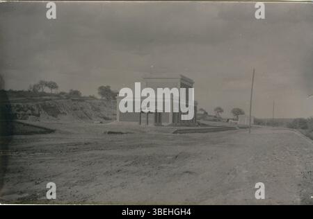Cette photographie du 1er février 1893 montre la gare de Bailén, située en Espagne. La station date des années 1890, et l'image capture l'architecture historique de la station dans ses premières années. Banque D'Images