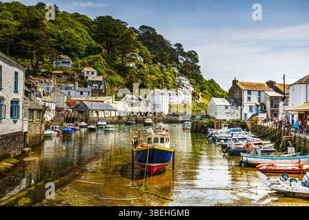 Polperro Harbour Boats, Cornwall, Angleterre à Polperro, il est facile de remonter le temps dans ce qui est un village de pêcheurs en grande partie préservé au sud Banque D'Images