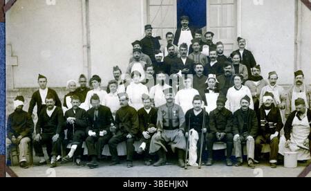 Une photographie d’environ 1916 de l’hôpital temporaire no de Pontivy. 18, une installation médicale essentielle pendant la première Guerre mondiale L'image capture le bâtiment et le contexte historique de son utilisation dans l'effort de guerre, avec l'identité du photographe inconnue. Banque D'Images