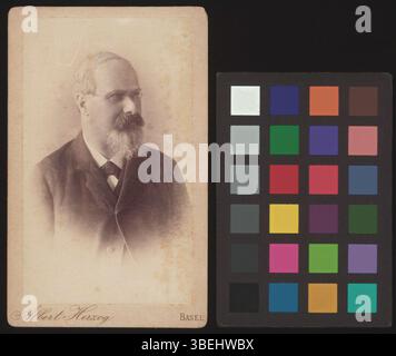 Cette deuxième photographie de carte de cabinet d'Hermann Kinkelin, prise entre 1893 et 1913, offre un autre portrait formel de l'époque. Il capture le style typique du début du XXe siècle. Banque D'Images