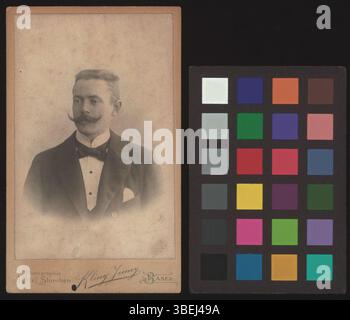 Cette photographie de carte de cabinet en noir et blanc, vers 1899, représente Ernst Hockenjos. Le style de la carte de cabinet, populaire à la fin du XIXe siècle, reflète les techniques photographiques de cette époque. Banque D'Images