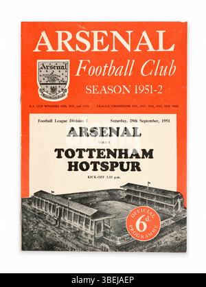 Programme officiel de l'Arsenal Football Club pour un match contre Tottenham Hotspur joué le samedi 29 septembre 1951 Banque D'Images