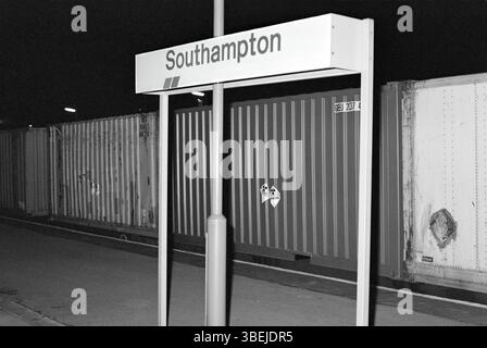 Conteneurs de fret transportant des concentrés de minerai d'uranium (gâteau jaune) passant par la gare de Southampton sur un train reliant Southampton Docks au dépôt de conteneurs Barton Dock Road, Trafford Park, Manchester. Photo prise en 1988. Banque D'Images