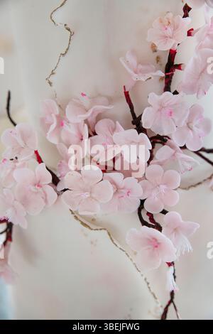 Gâteau de mariage avec de délicates fleurs de cerisier de sucre, confiserie magnifiquement artisanale pour un grand événement, gâteau à 2 niveaux avec des fleurs roses douces Banque D'Images