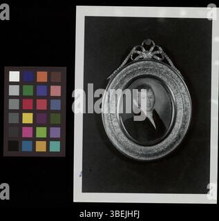 Photographie en noir et blanc d'un portrait miniature de Johann Jakob Kern, réalisé entre 1800 et 1830. L'image capture les détails complexes et le style délicat de la miniature. Banque D'Images