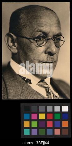 Cette photographie de 1925 montre Ernst Erny dans un portrait formel, typique de la photographie du début du XXe siècle. Banque D'Images
