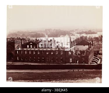 Attribuée à Alexander Gardner, cette photographie représente les ruines de l'arsenal de Richmond, en Virginie, après l'évacuation confédérée en 1865. L'image met en évidence les destructions laissées derrière la guerre civile et l'impact sur les sites industriels. Banque D'Images