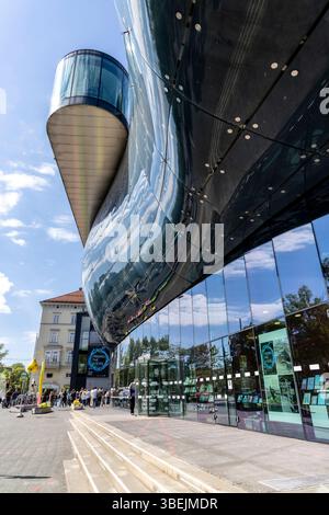 GRAZ, AUTRICHE - 25 MAI 2025 : scène de rue et façade du Kunsthaus Graz aka Grazer Kunsthaus.il s'agit d'un musée d'art conçu par les architectes britanniques P. Banque D'Images