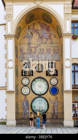Horloge montrant l'heure et les données astronomiques de la mairie, Olomouc, Moravie, République tchèque Banque D'Images