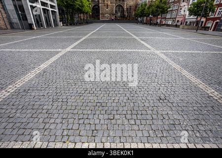 Kopfsteinpflaster vom Katschhof, Rathaus - Aix-la-Chapelle, Rhénanie du Nord-Westphalie, Deutschland *** pavés du Katschhof, Hôtel de ville d'Aix-la-Chapelle, Rhénanie du Nord-Westphalie, Allemagne Banque D'Images