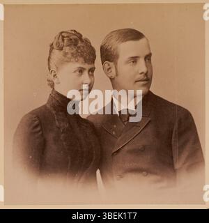 Cette photographie de septembre 1888 montre le prince héritier Constantin de Grèce et la princesse Sophie de Prusse, un couple royal de l'époque. L'image met en valeur leur tenue aristocratique et leurs poses. Banque D'Images
