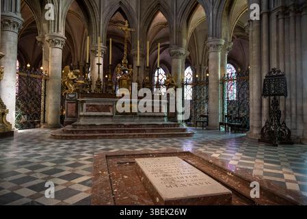 Tombe de Guillaume le Conquérant à l'abbaye Saint-Étienne ou à l'abbaye aux hommes, ancien monastère bénédictin, construit au XIe siècle en style roman Banque D'Images