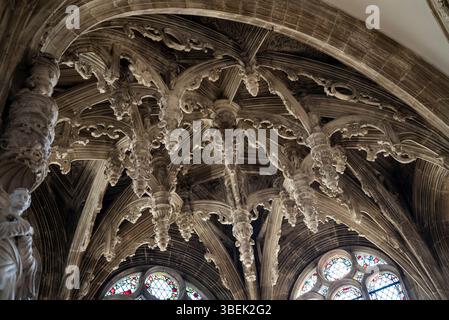 Décoration gothique au plafond, église Saint-Pierre, église catholique dédiée à Saint-Pierre, construite du 13ème au 16ème siècle, Caen, capitale du Calvados Banque D'Images